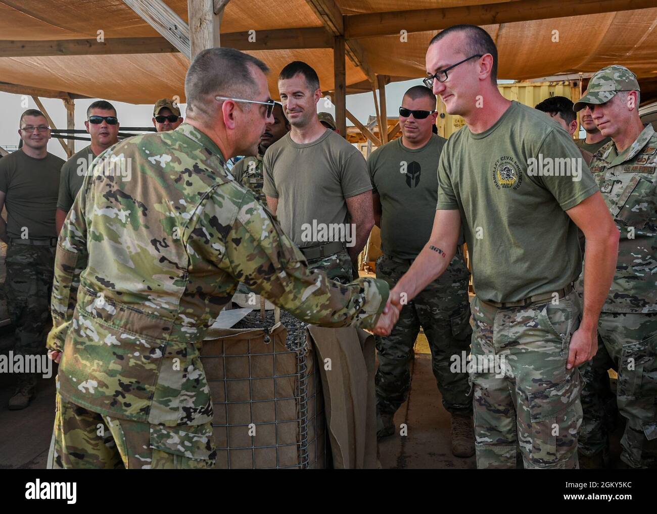 Le colonel Bryan T. Callahan, commandant de la 435e Escadre expéditionnaire aérienne, présente une pièce au sergent d'état-major. Trevor Bitterman, compagnon de l'opérateur d'équipement lourd, 776e Escadron de génie civil expéditionnaire, à l'aérodrome de Chabelley, à Djibouti, le 25 juillet 2021. Bitterman a été reconnu pour ses efforts dans le soutien d'opérations majeures qui ont amélioré la sécurité et la qualité de vie à Chabelley Airfield. Banque D'Images