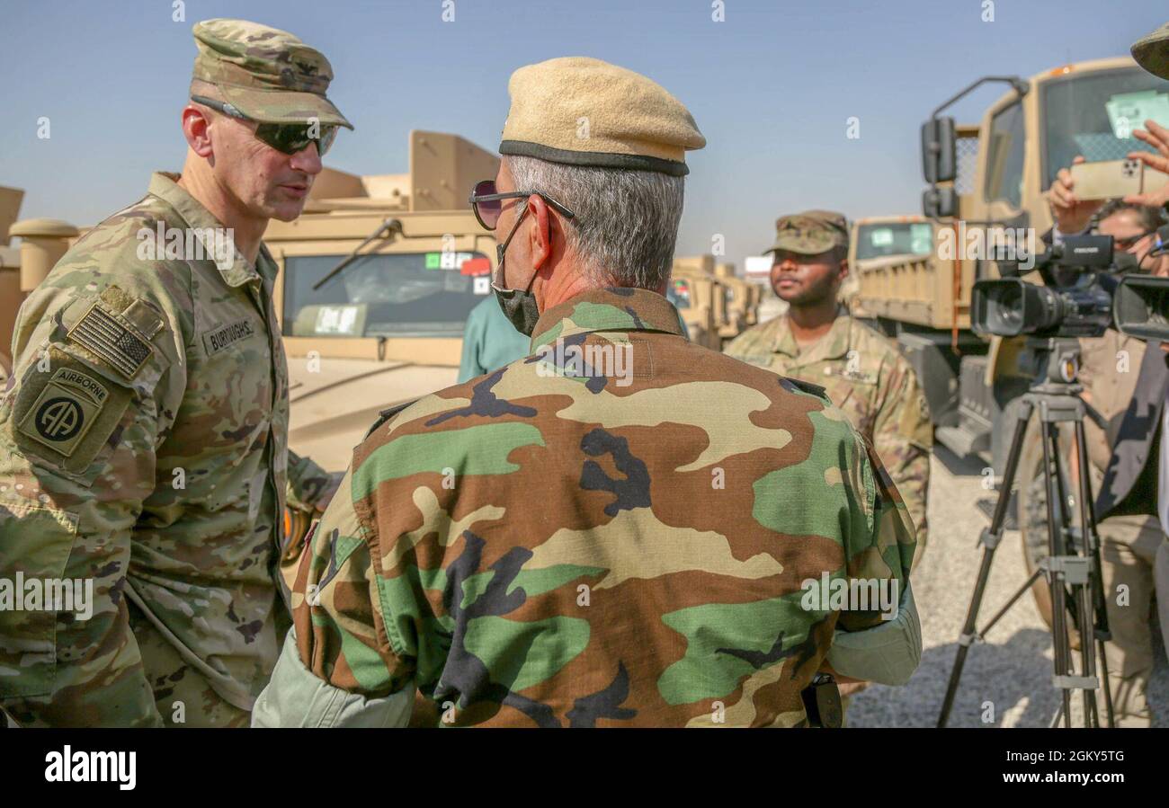 Le Fonds Counter-ISIS train and Equip cède plus de 70 000 véhicules au ministère des Peshmerga de la base aérienne d'Erbil, en Irak, le 26 juillet 2021. L'équipement a été cédé dans le cadre d'un programme américain appelé CTEF qui soutient la mission des forces de sécurité irakiennes visant à vaincre Daesh et à promouvoir la stabilité régionale Banque D'Images