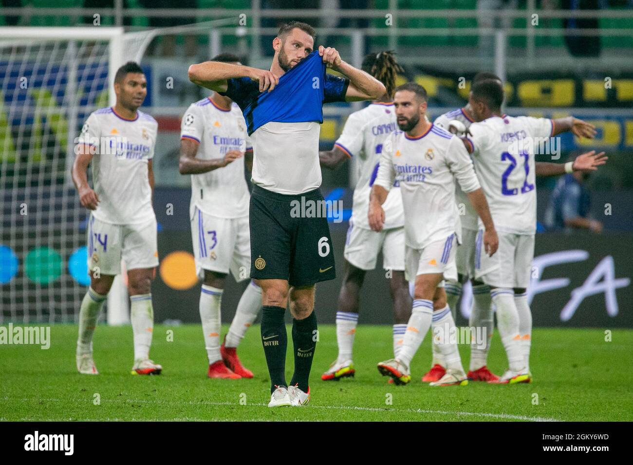 Milan, Italie - septembre 15 2021 - stefan de vrij déçu tandis que les joueurs du Real madrid célèbrent la victoire à la fin du match-Inter- Real Madrid Champions League Credit: Christian Santi/Alay Live News Banque D'Images