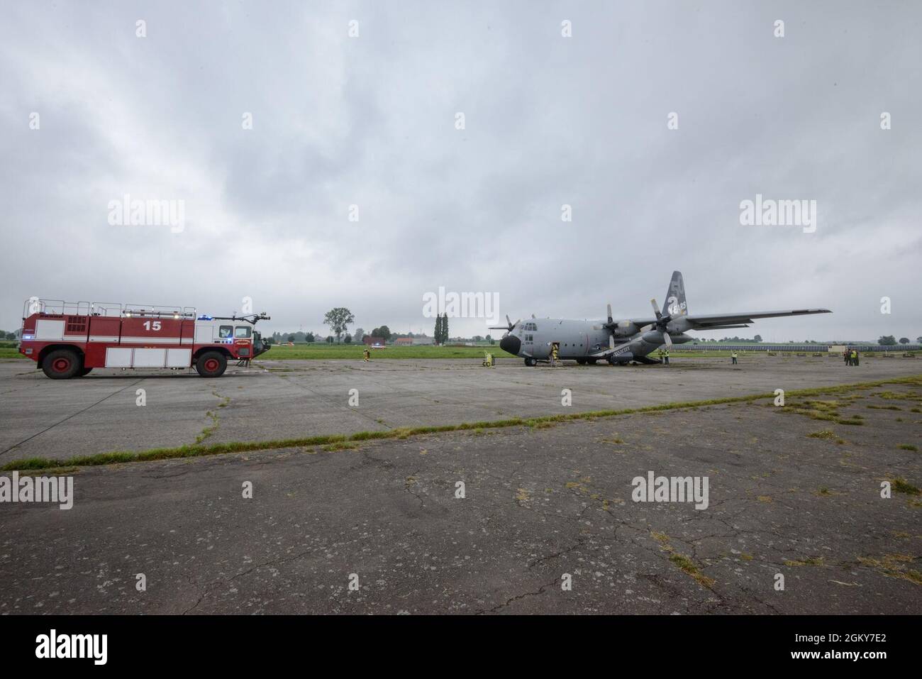 Les pompiers de la US Air Force avec le 424e Escadron de la base aérienne grimpent à bord de l'avion Hercules C-130 H de la composante aérienne belge pour évacuer les victimes au cours d'un exercice d'écrasement d'avion simulé, sur la base aérienne de Chièvres, en Belgique, le 26 juillet 2021. Sentinel Shield 21, était l'exercice de protection intégrée de la garnison Benelux des États-Unis, qui teste l'interopérabilité avec les aviateurs du 424e Escadron de la base aérienne après une simulation d'accident d'avion. Banque D'Images