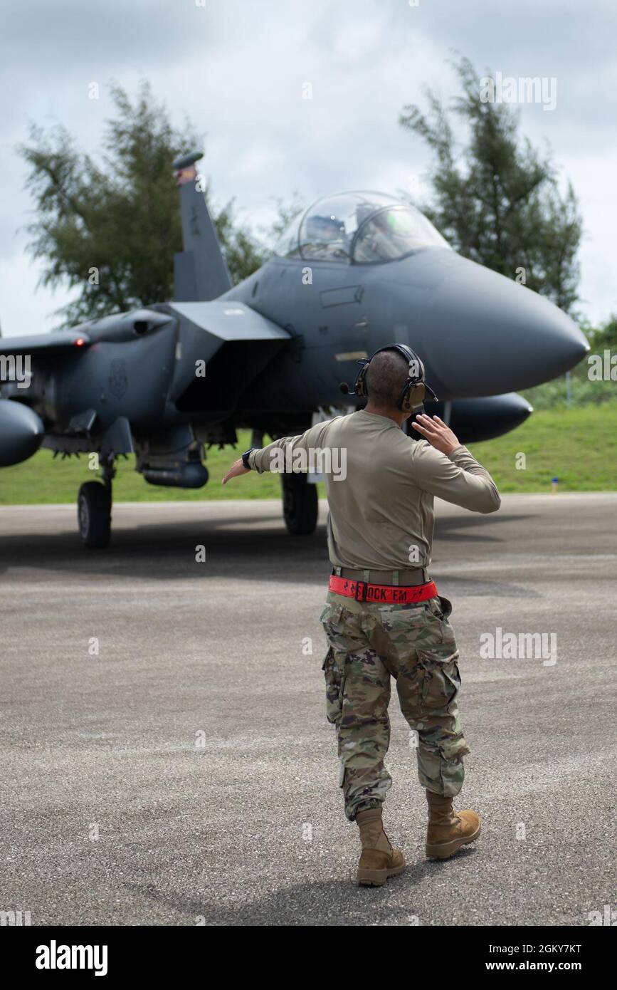 Un Airman de la US Air Force du 389e Escadron de chasseurs dirige un F-15E Strike Eagle à l'aéroport international de Tinian, le 27 juillet 2021. Des aviateurs ont été déployés pour soutenir Pacific Iron 2021, qui fournit des forces efficaces, flexibles et axées sur les capacités, prêtes pour un déploiement rapide dans le monde entier. Banque D'Images