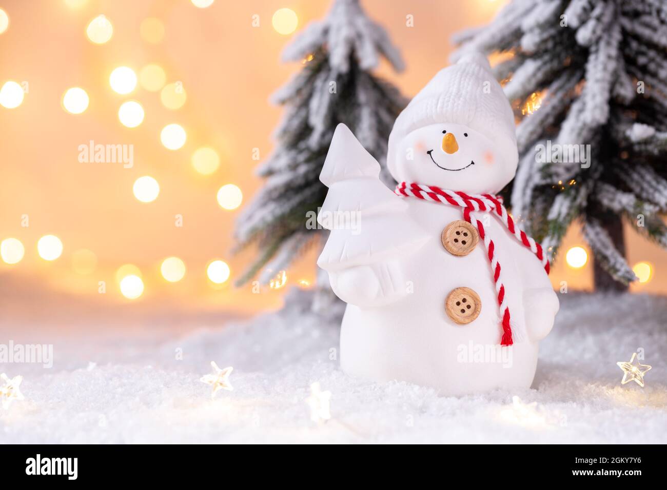 Jouet Bonhomme De Neige Sur Le Modele De Carte De Noel Neige Ou De Fete Du Nouvel An Photo Stock Alamy