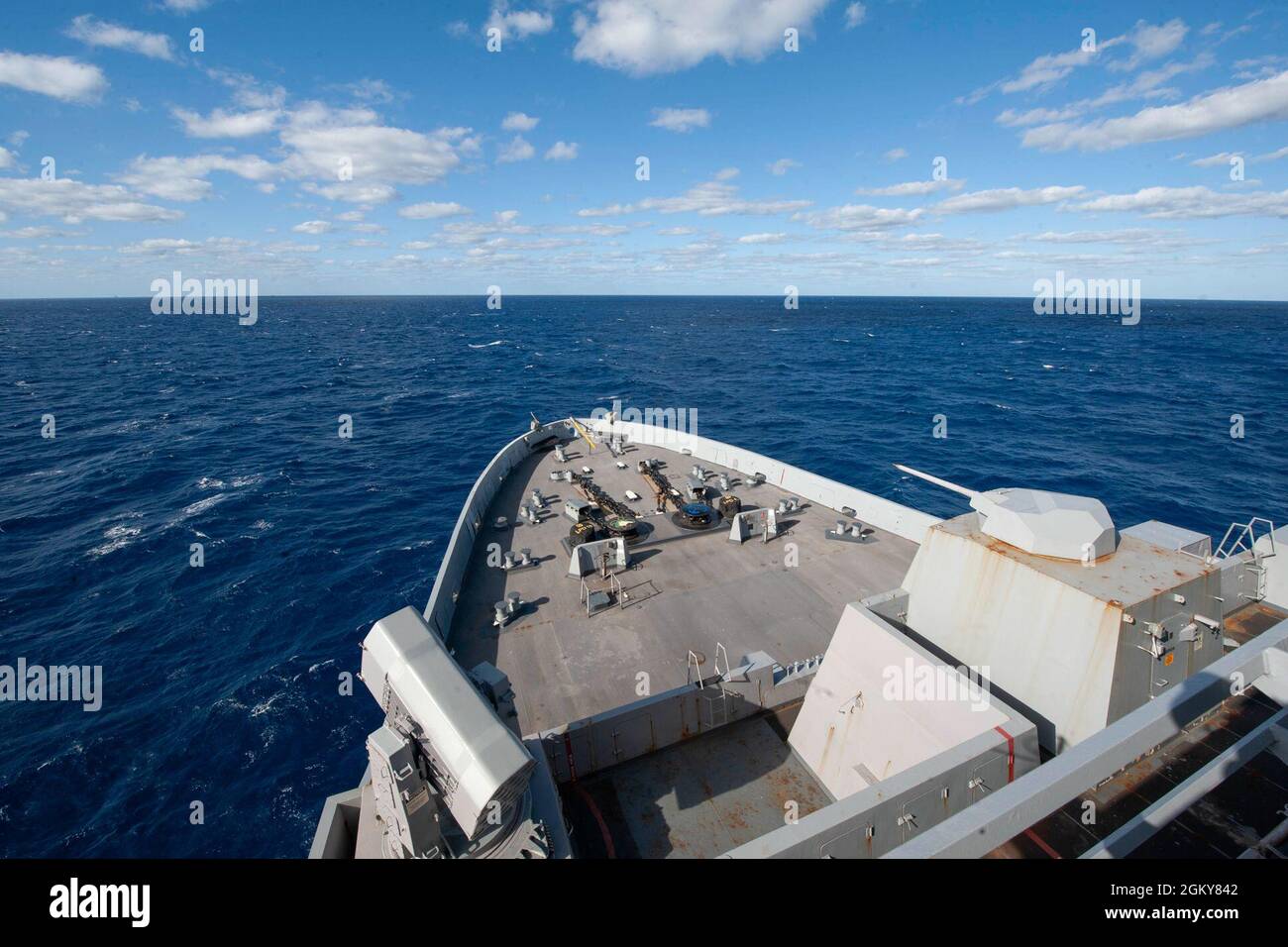 210726-N-XB010-1004 CORAL SEA (26 juillet 2021) l'USS New Orleans (LPD 18) navigue dans le passage de l'hydrographe. La Nouvelle-Orléans, qui fait partie de l'America Expeditionary Strike Group, ainsi que le 31e MEU, opère dans la zone de responsabilité de la 7e flotte des États-Unis pour améliorer l'interopérabilité avec les alliés et les partenaires et servir de force de réaction prête à défendre la paix et la stabilité dans la région Indo-Pacifique. Banque D'Images