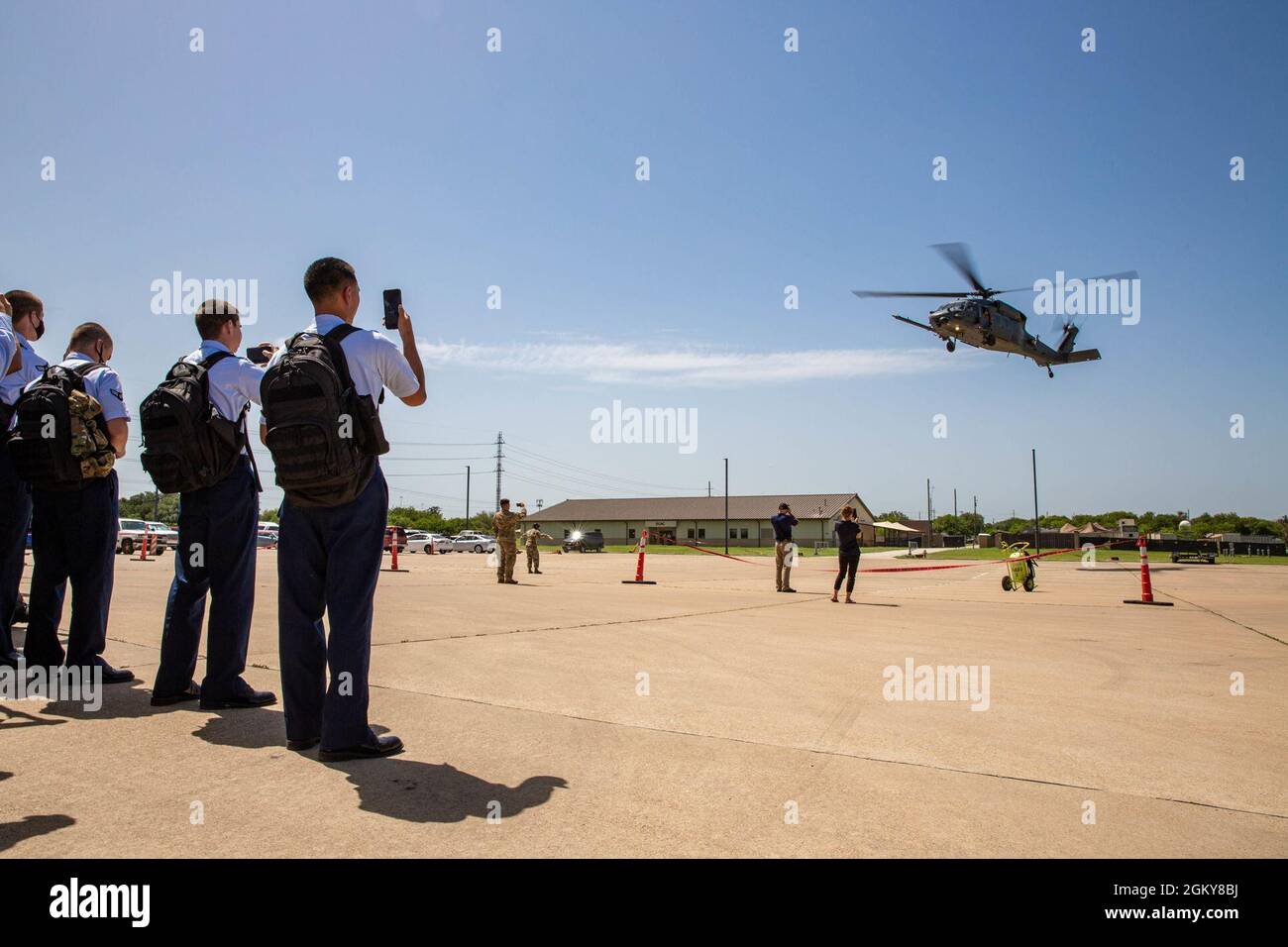 Les étudiants en formation technique de la U.S. Air Force du 37e Groupe de formation ont été spectateurs d'un HH-60G Pave Hawk Lands qui sera retiré le 26 juillet 2021 à JBSA-Lackland, Texas. L'avion est livré au 344e Escadron d'entraînement et sera utilisé par les étudiants des écoles de technologie pour la formation future. Banque D'Images