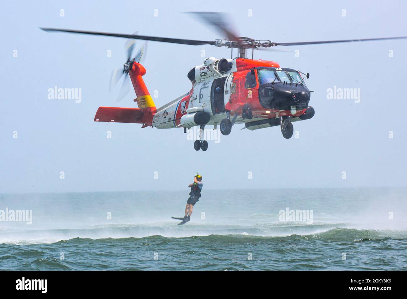Un équipage de la station aérienne de la Garde côtière Elizabeth City, en  Caroline du Nord, effectue un entraînement de levage par hélicoptère au  large de la côte de Virginia Beach, le