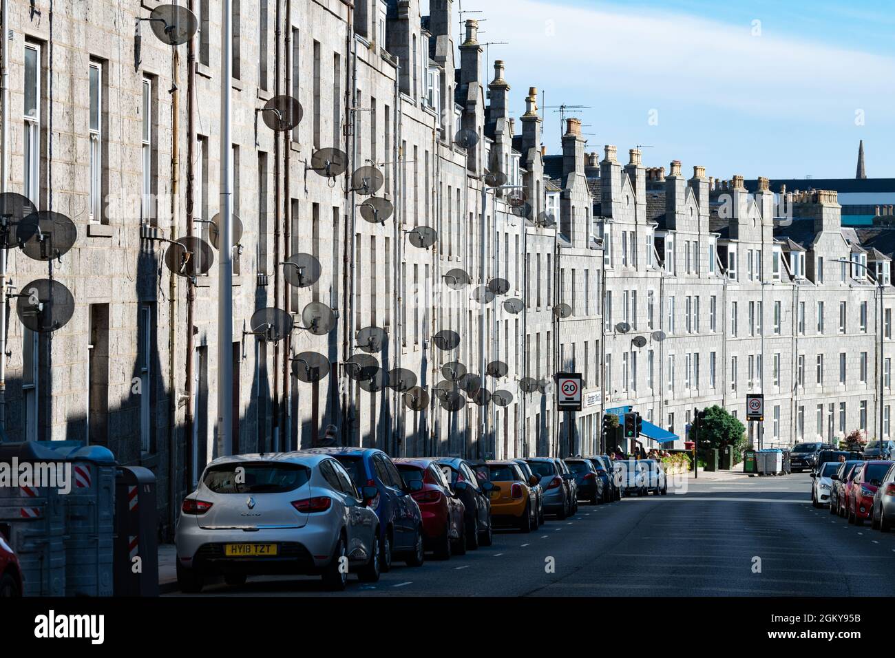 Des plats satellites sont servis devant les bâtiments de l'Esslemont Avenue, Aberdeen, Écosse, Royaume-Uni Banque D'Images