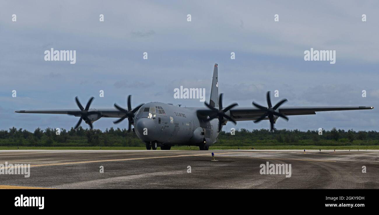 Les membres de la 366e Escadre de chasseurs de la base aérienne de Mountain Home, Idaho, sont arrivés à l'aéroport international de Tinian, Tinian, le 27 juillet 2021. Il s'agit d'une première arrivée historique sur Tinian pour ces personnels et avions afin de soutenir Pacific Iron 2021. Environ 800 aviateurs et 35 avions participent à l’opération d’emploi dynamique des forces aériennes du Pacifique du 11 juillet au 8 août 2021 à Guam et à Tinian pour projeter des forces dans la zone de responsabilité du Commandement Indo-Pacifique des États-Unis à l’appui de la Stratégie de défense nationale de 2018, appeler l'armée à être plus meurtrière, adap Banque D'Images