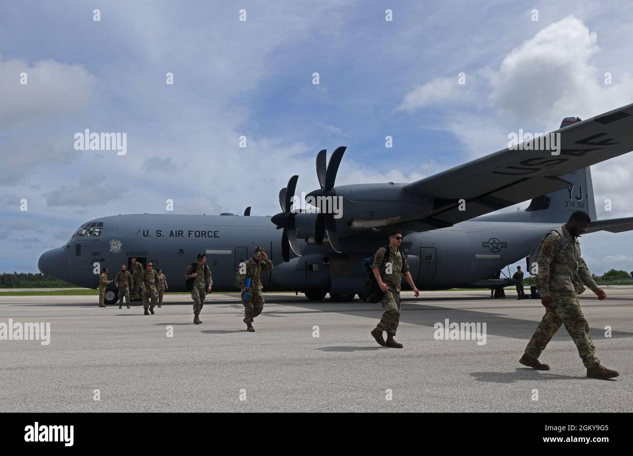 Les membres de la 366e Escadre de chasseurs de la base aérienne de Mountain Home, Idaho, quittent leur avion à l'aéroport international de Tinian, Tinian, le 27 juillet 2021. Il s'agit d'une première arrivée historique sur Tinian pour ces employés afin de soutenir Pacific Iron 2021. Environ 800 aviateurs et 35 avions participent à l’opération d’emploi dynamique des forces aériennes du Pacifique du 11 juillet au 8 août 2021 à Guam et à Tinian pour projeter des forces dans la zone de responsabilité du Commandement Indo-Pacifique des États-Unis à l’appui de la Stratégie de défense nationale de 2018, appeler l'armée à être plus meurtrière, s'adapter Banque D'Images