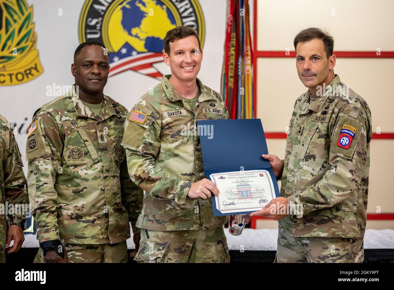 La 82e Division aéroportée accueille son bénévole de la cérémonie du quart au Culinary Arts Training Centre, fort Bragg, N.C., le 27 juillet 2021. Les lauréats du 3e trimestre de l'exercice 2021 étaient Mme Kristen Vona, Mme Mellisa DiMarco, Mme Victoria Wells, Mme Tori Mclntyre, Mme Amy Rasberry, Et le sergent d'état-major. Herrera de Bretagne. Banque D'Images