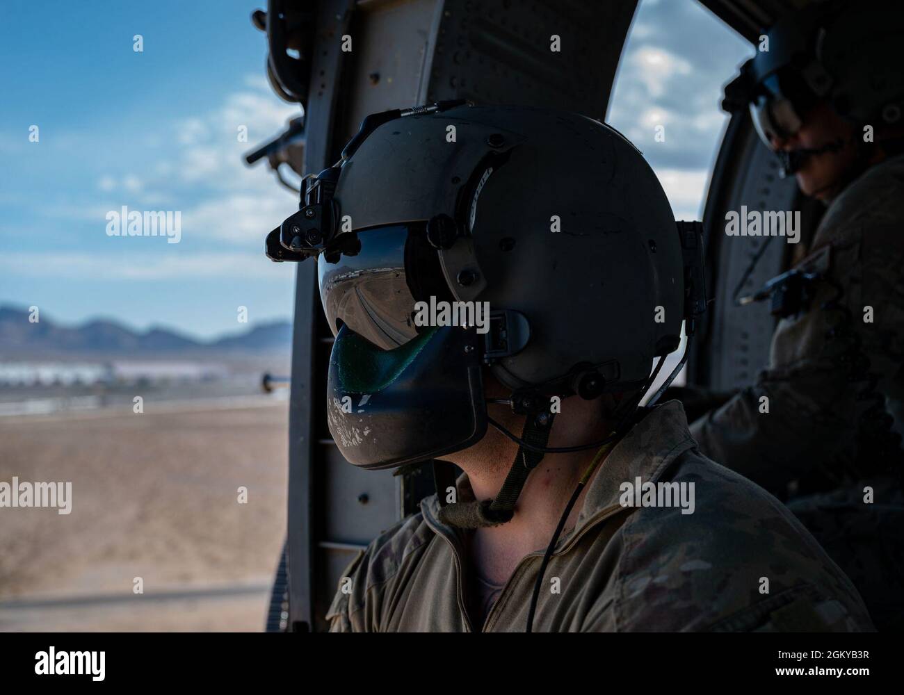 Tech. Sgt. Derrick Schwenk, aviateur de missions spéciales d'instructeur avancé du 34e Escadron d'armes (SPSF), instruit l'équipage lors de l'entraînement de manoeuvre de combat aérien (ACM), dans un HH-60G Pave Hawk près de la base aérienne de Nellis, Nevada, le 28 juillet 2021. La 34e formation WPS permet aux étudiants de mener des combattants contre des adversaires proches de la poire en tant qu'experts tactiques dans la communauté HH-60G. Banque D'Images