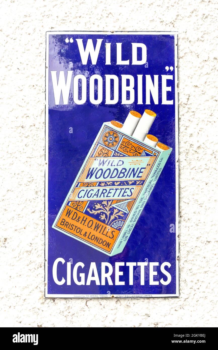 Affiche publicitaire de cigarette vintage, Village Street à Bunratty Folk Park, Bunratty, Comté de Clare, République d'Irlande Banque D'Images