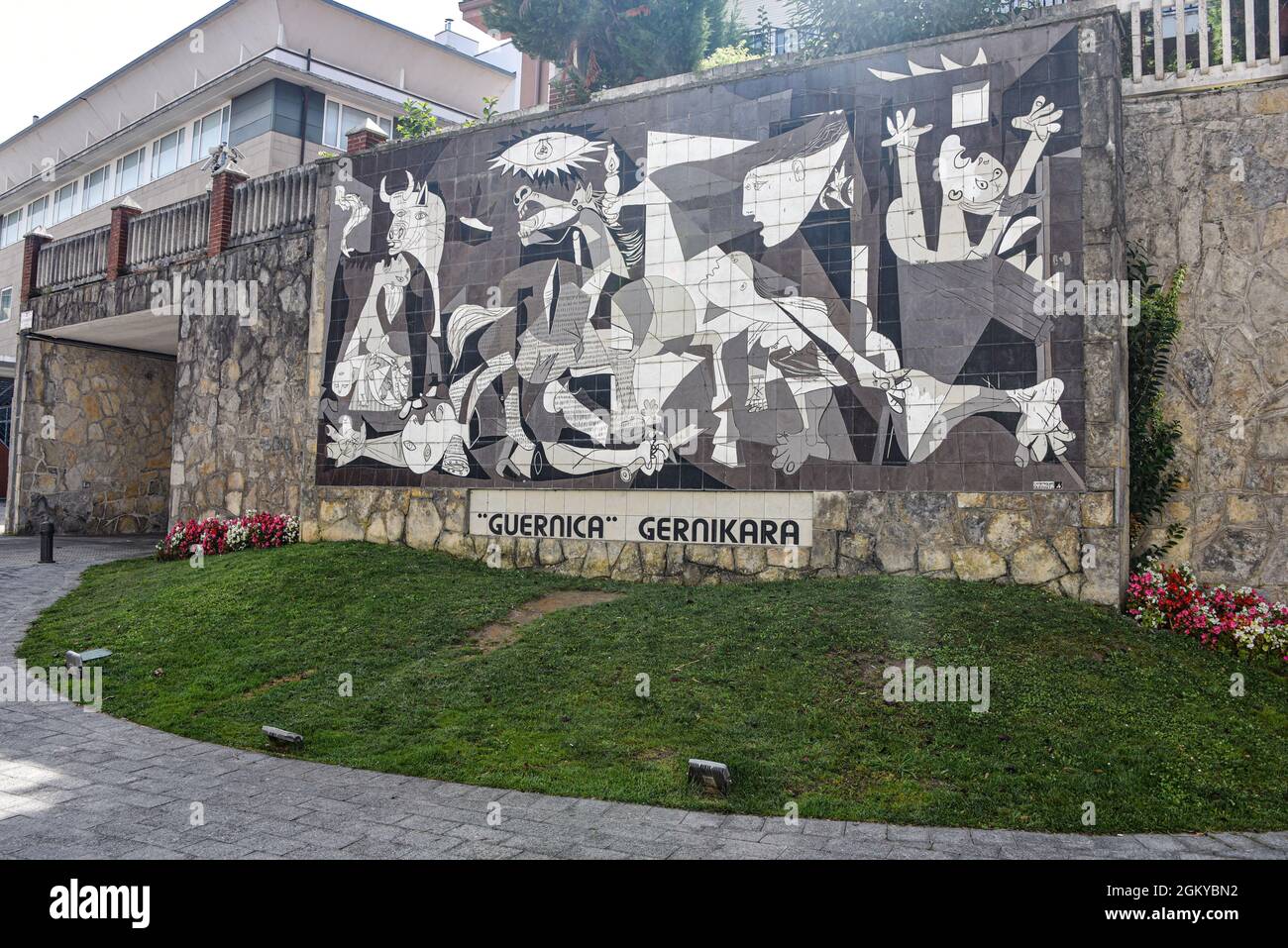Guernica, Espagne - 11 septembre 2021 : fresque en céramique de la peinture de Guernica de Picasso Banque D'Images