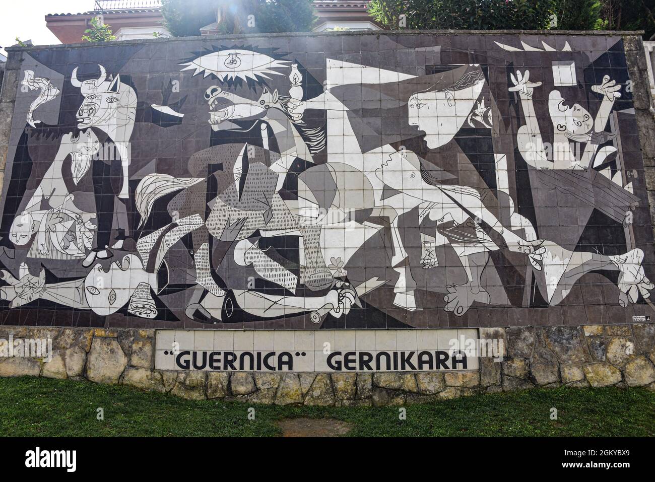 Guernica, Espagne - 11 septembre 2021 : fresque en céramique de la peinture de Guernica de Picasso Banque D'Images