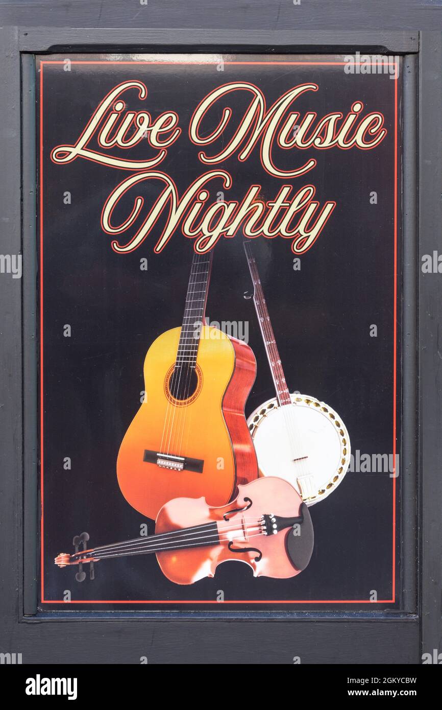 Panneau « animation musicale tous les soirs » devant le pub, Plunkett Street, Killarney (Cill Airne), County Kerry, République d'Irlande Banque D'Images