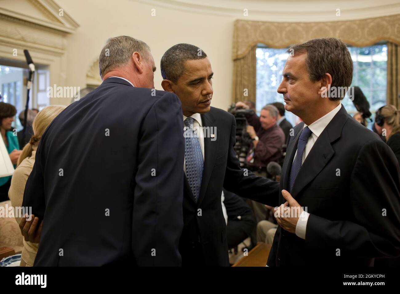 Le général James L. Jones, conseiller à la sécurité nationale, murmure au président Barack Obama, comme le regarde le président espagnol José Luis Rodriguez Zapatero, à la suite de leurs déclarations à la presse dans le Bureau ovale, le 13 octobre 2009. (Photo officielle de la Maison Blanche par Pete Souza) cette photo officielle de la Maison Blanche est disponible uniquement pour publication par les organismes de presse et/ou pour impression personnelle par le(s) sujet(s) de la photo. La photographie ne peut être manipulée d'aucune manière et ne peut pas être utilisée dans des documents commerciaux ou politiques, des publicités, des courriels, des produits, des promotions qui, de quelque manière que ce soit, sont sugges Banque D'Images