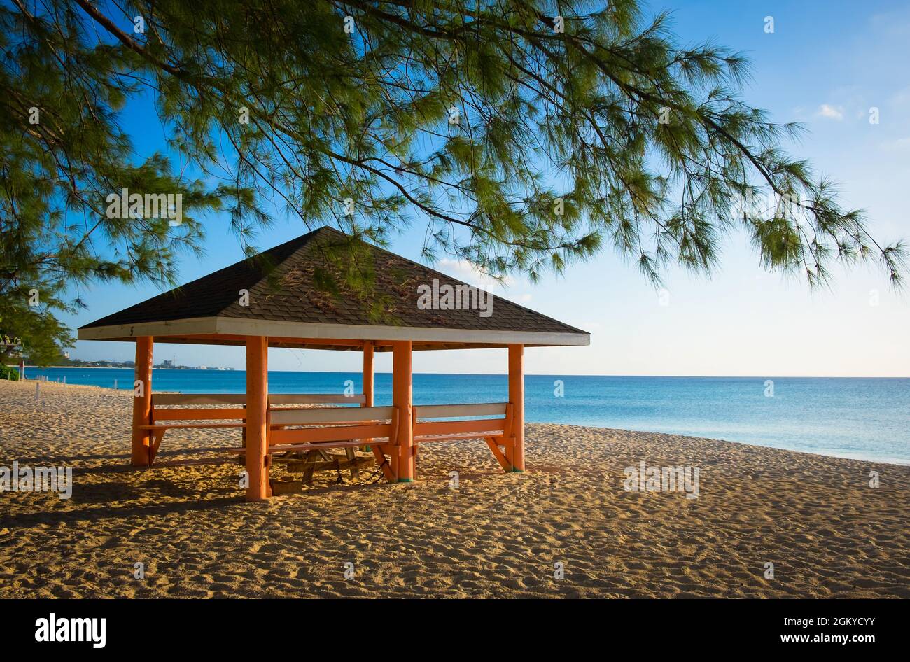Hutte en bois d'orange sur Seven Mile Beach près de la mer des Caraïbes, Grand Cayman Banque D'Images
