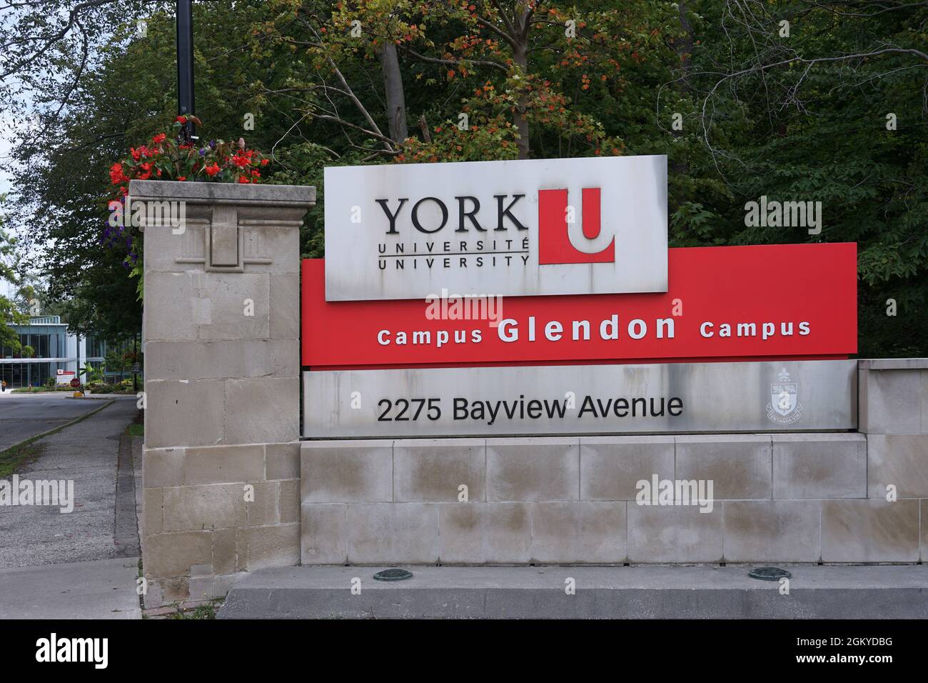 Toronto, Canada - le 15 septembre 2021 : porte d'entrée du campus du collège Glendon de l'Université York. Banque D'Images