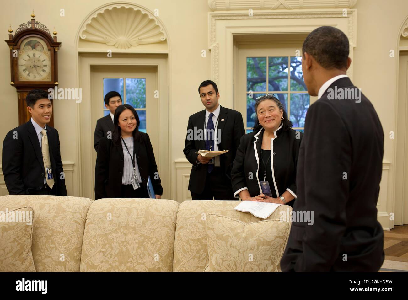 Le président Barack Obama tient un exposé avec Tina Tchen, directrice du Bureau de l'engagement du public, à droite, et le personnel du Bureau ovale, avant la signature de l'ordre exécutif de l'Initiative pour l'Amérique asiatique et les îles du Pacifique, Et la cérémonie du festival des lumières de Diwali, dans la salle est de la Maison Blanche, 14 octobre 2009. (Photo officielle de la Maison Blanche par Pete Souza) cette photo officielle de la Maison Blanche est disponible uniquement pour publication par les organismes de presse et/ou pour impression personnelle par le(s) sujet(s) de la photo. La photographie ne peut pas être manipulée de quelque manière que ce soit et ne peut pas être utilisée Banque D'Images