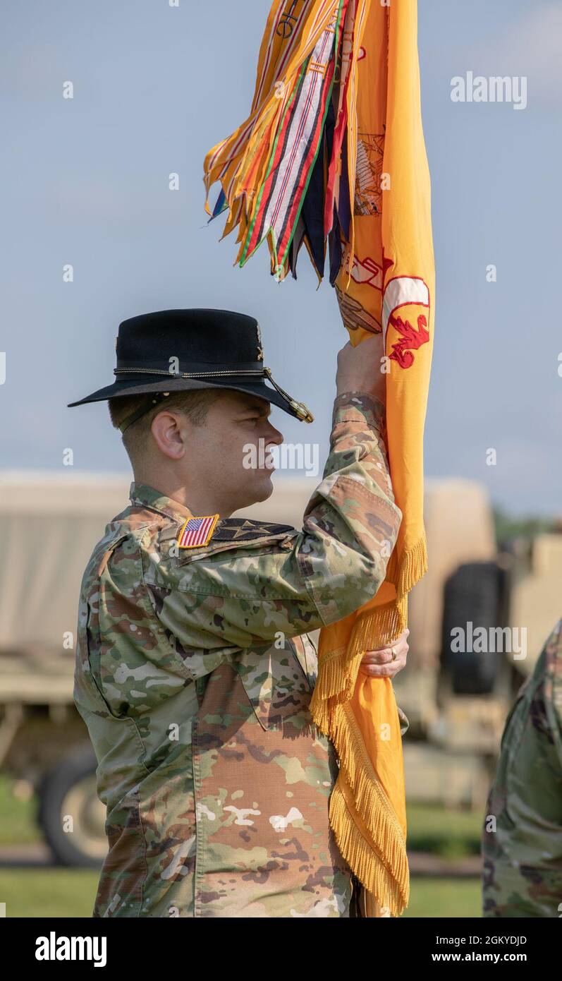 Le lieutenant-colonel Jason Secrest, commandant du 2e Escadron du 101e Régiment de cavalerie, tient les couleurs de l'escadron lors d'une cérémonie de passation de commandement à Niagara Falls (N.Y.), le 28 juillet. Pendant la cérémonie, Secrest a pris le commandement du lieutenant-colonel Bradley Frank, qui dirige l'escadron depuis 2019. Banque D'Images