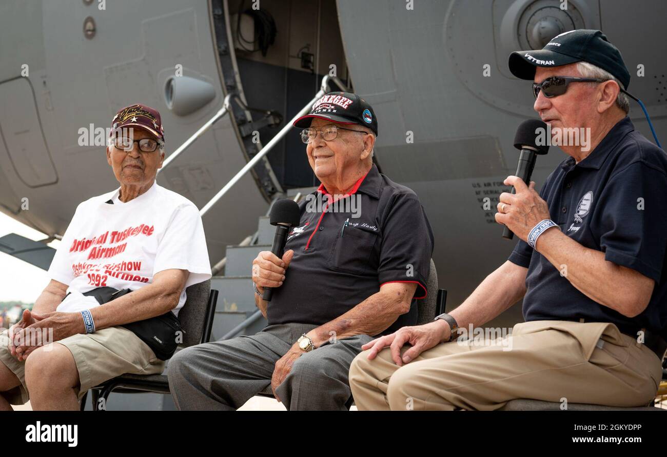 Colonel Hardy Le lieutenant-colonel George Hardy, au milieu, un Airman Tuskegee ...
