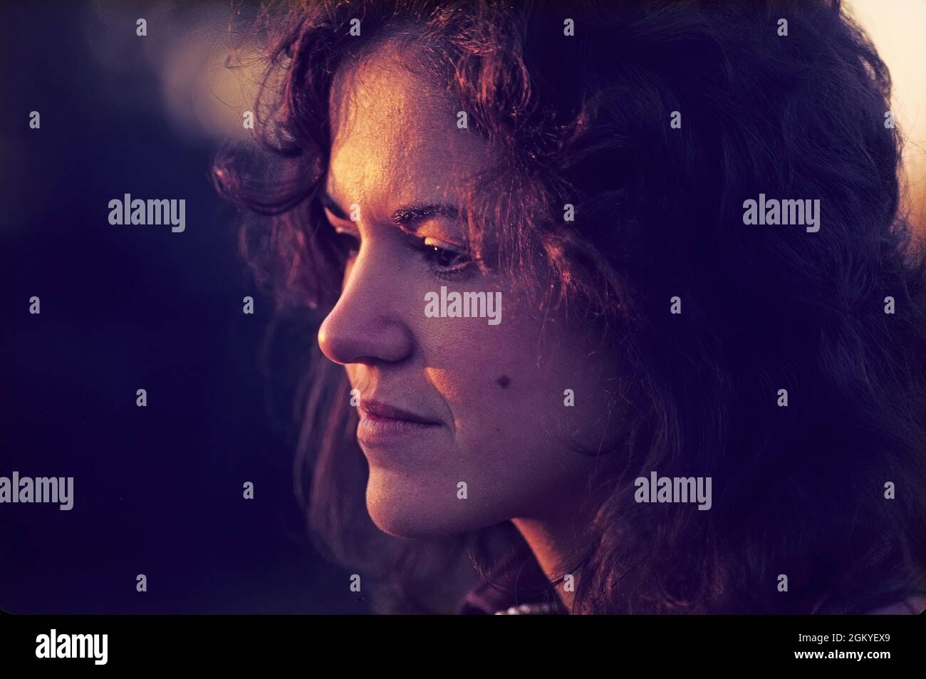 Photo portrait de la jeune femme pensive Banque D'Images