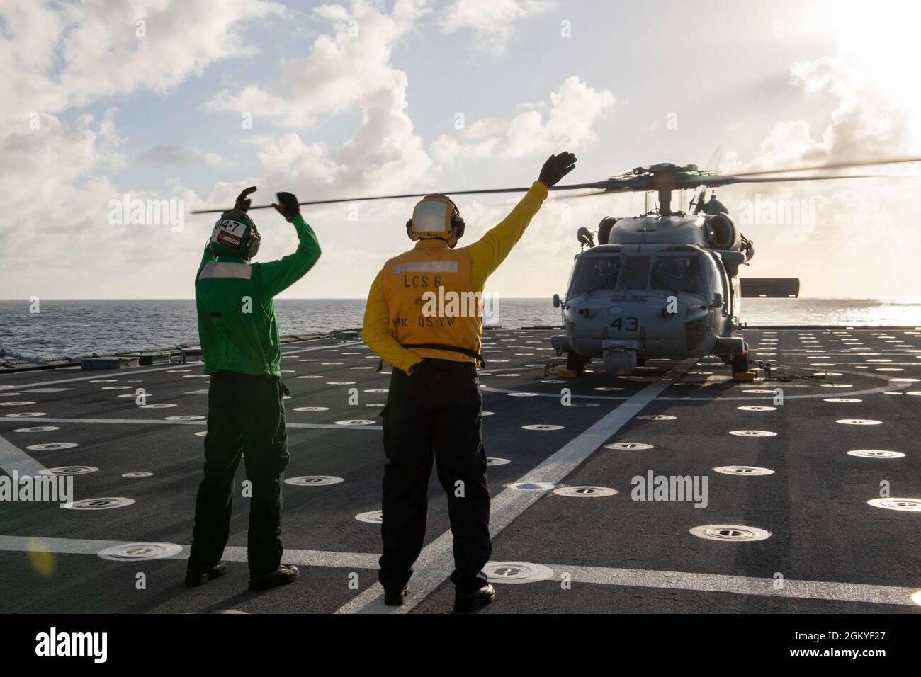 OCÉAN PACIFIQUE (juillet 29, 2021) le compagnon de Boatswain de 2e classe Nathaniel Ward, à droite, soulage le mécanicien de structure d'aviation de 2e classe Aldemar Santos, à gauche, comme capitaine d'avion pendant les trimestres de vol sur le pont de vol à bord du navire de combat littoral Independence-variant USS Jackson (LCS 6). Jackson effectue des opérations de routine dans la zone d'exploitation de la 3e flotte des États-Unis. Banque D'Images