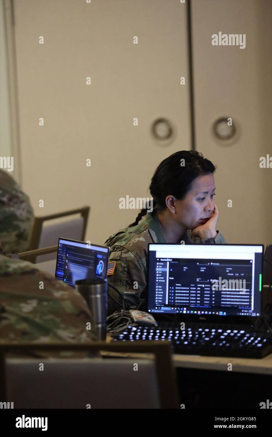 Hanovre, Maryland – les soldats de la Garde nationale de l'armée américaine de quatre équipes de cyberprotection (CPT) ont terminé leur exercice de validation (VALEX) au Maryland en juillet. Le Cyber Command des États-Unis établit les critères d’un CPT pour atteindre la pleine capacité opérationnelle et le VALEX est un événement que les évaluateurs utilisent pour accéder aux performances de l’équipe. Banque D'Images