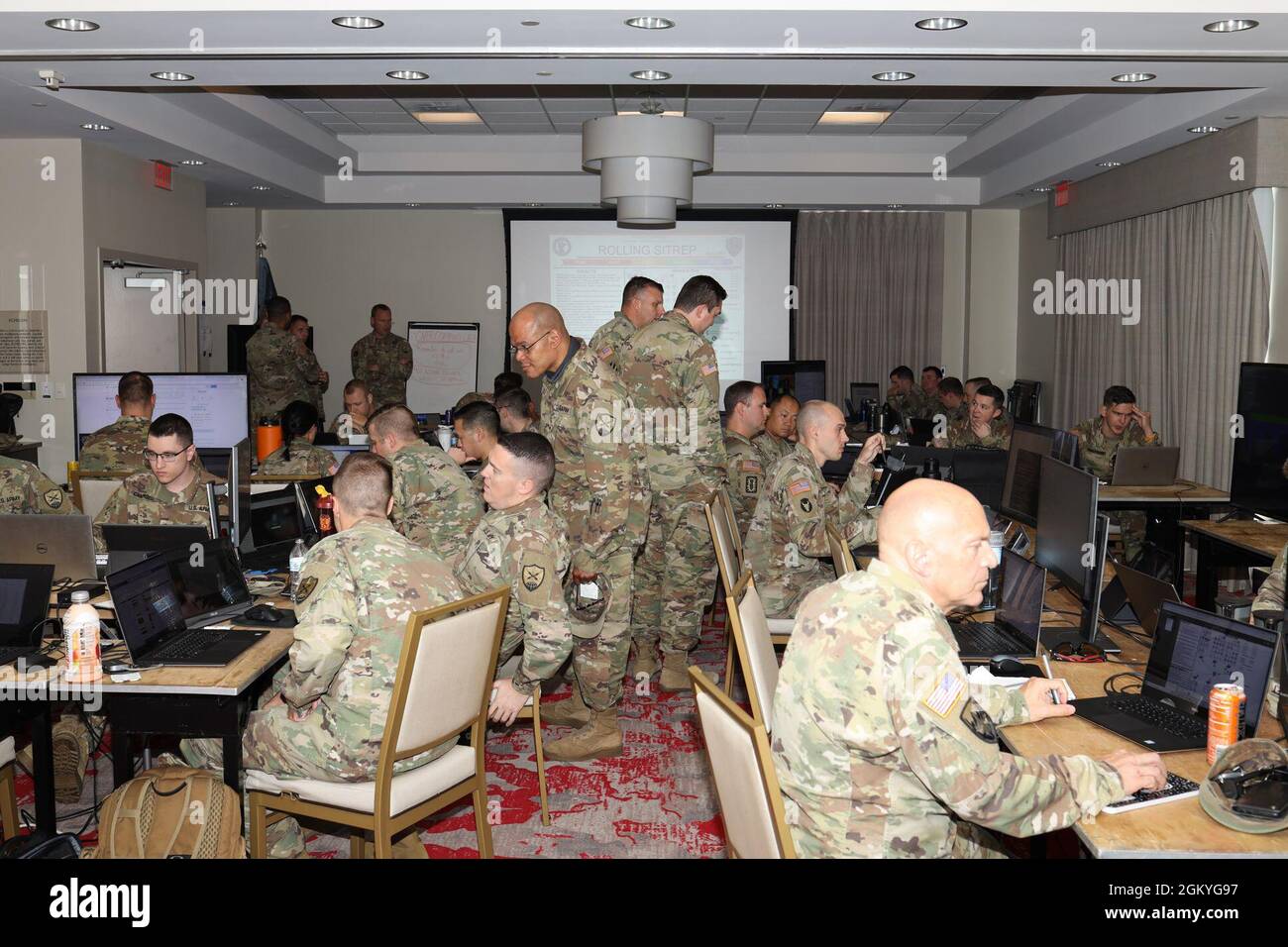 Hanovre, Maryland – les soldats de la Garde nationale de l'armée américaine de quatre équipes de cyberprotection (CPT) ont terminé leur exercice de validation (VALEX) au Maryland en juillet. Le Cyber Command des États-Unis établit les critères d’un CPT pour atteindre la pleine capacité opérationnelle et le VALEX est un événement que les évaluateurs utilisent pour accéder aux performances de l’équipe. Banque D'Images