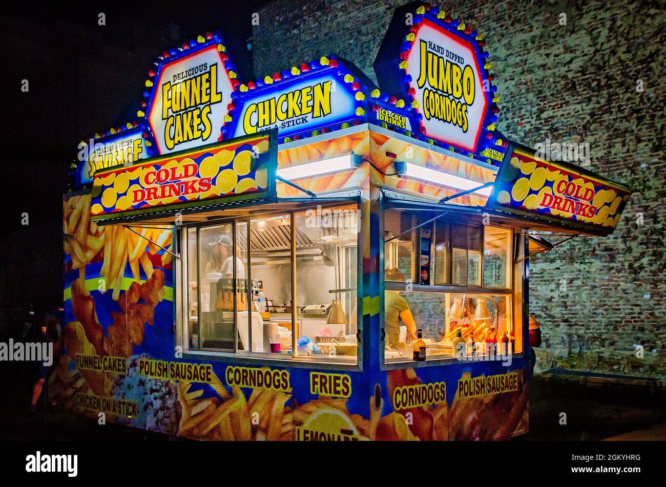 Un stand de concession est éclairé la nuit pendant la deuxième promenade du vendredi, le 10 septembre 2021, à Mobile, Alabama. Banque D'Images