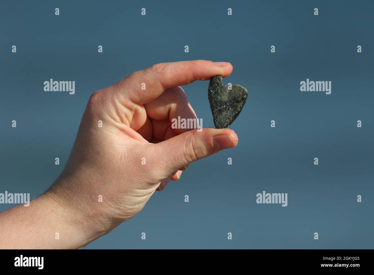 Concept : aimer la plage. Trouver des rochers en forme de coeur sur la plage dans le Maine en été Banque D'Images