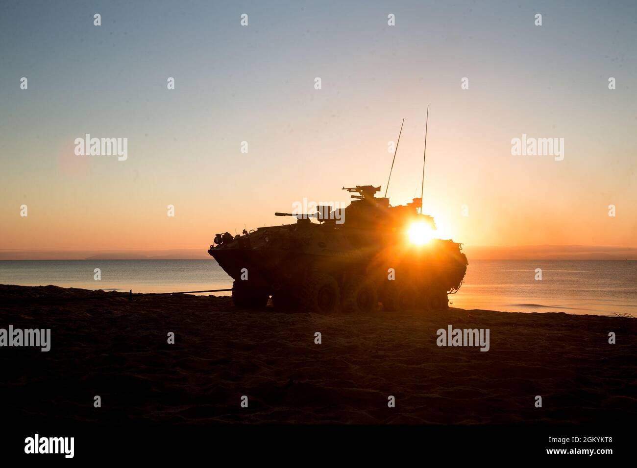 Des véhicules blindés légers de l'armée australienne transportent des Marines américains avec le 1er Bataillon, le 7e Régiment maritime, les commandants maritimes britanniques royaux avec 40 Commando, les soldats de l'Armée de défense autonome du Japon et les soldats du 3e Régiment australien de l'Armée australienne, lors d'un atterrissage amphibie à l'exercice Talisman Sabre 21 à Ingham, Queensland, Australie, juillet 29, 2021. Les opérations amphibies fournissent à un commandant de la Force conjointe combinée la capacité de projeter rapidement de la puissance à terre à l'appui de la réponse de crise au moment et à l'endroit souhaités. TS21 soutient l'initiative Indo-Pacific Pathways visant à faire progresser Banque D'Images