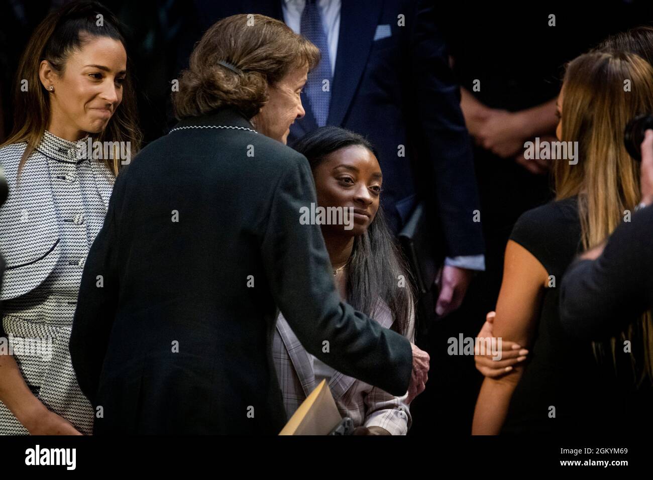 Washington, États-Unis d'Amérique. 15 septembre 2021. États-Unis le sénateur Dianne Feinstein (démocrate de la Californie) se moque de la gymnaste olympique américaine Simone Biles à la suite d'une audience du Comité sénatorial sur la magistrature pour examiner le rapport de l'inspecteur général sur le traitement de l'enquête par le Bureau fédéral d'enquête de Larry Nassar dans le bâtiment Hart du Bureau du Sénat à Washington, DC, mercredi, 15 septembre 2021. Crédit: Rod Lamkey/CNP/Sipa USA crédit: SIPA USA/Alay Live News Banque D'Images
