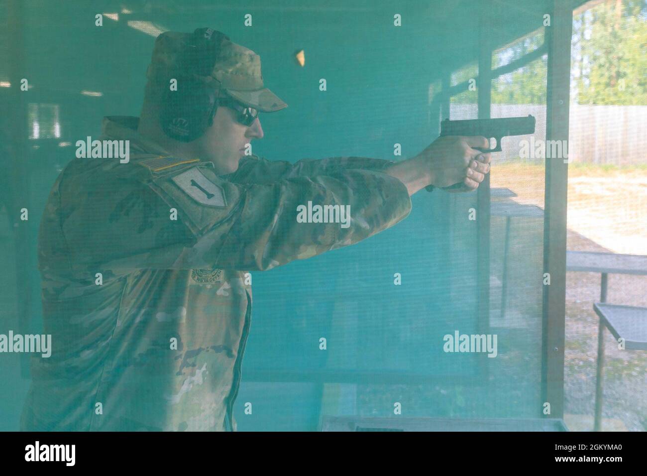 Sgt. 1re classe Shane Price, 108e Commandement d'entraînement, tire un pistolet GLOLOCK 17 lors de la partie tir au pistolet de la compétition militaire de la Confédération interalliée des officiers de réserve en Finlande le 30 juillet. Le MILCOMP de la CIOR est une compétition annuelle entre les nations de l'OTAN et du Partenariat pour la paix. Ce concours teste les membres du service de réserve des nations alliées dans plusieurs disciplines de base en équipes de trois. Banque D'Images