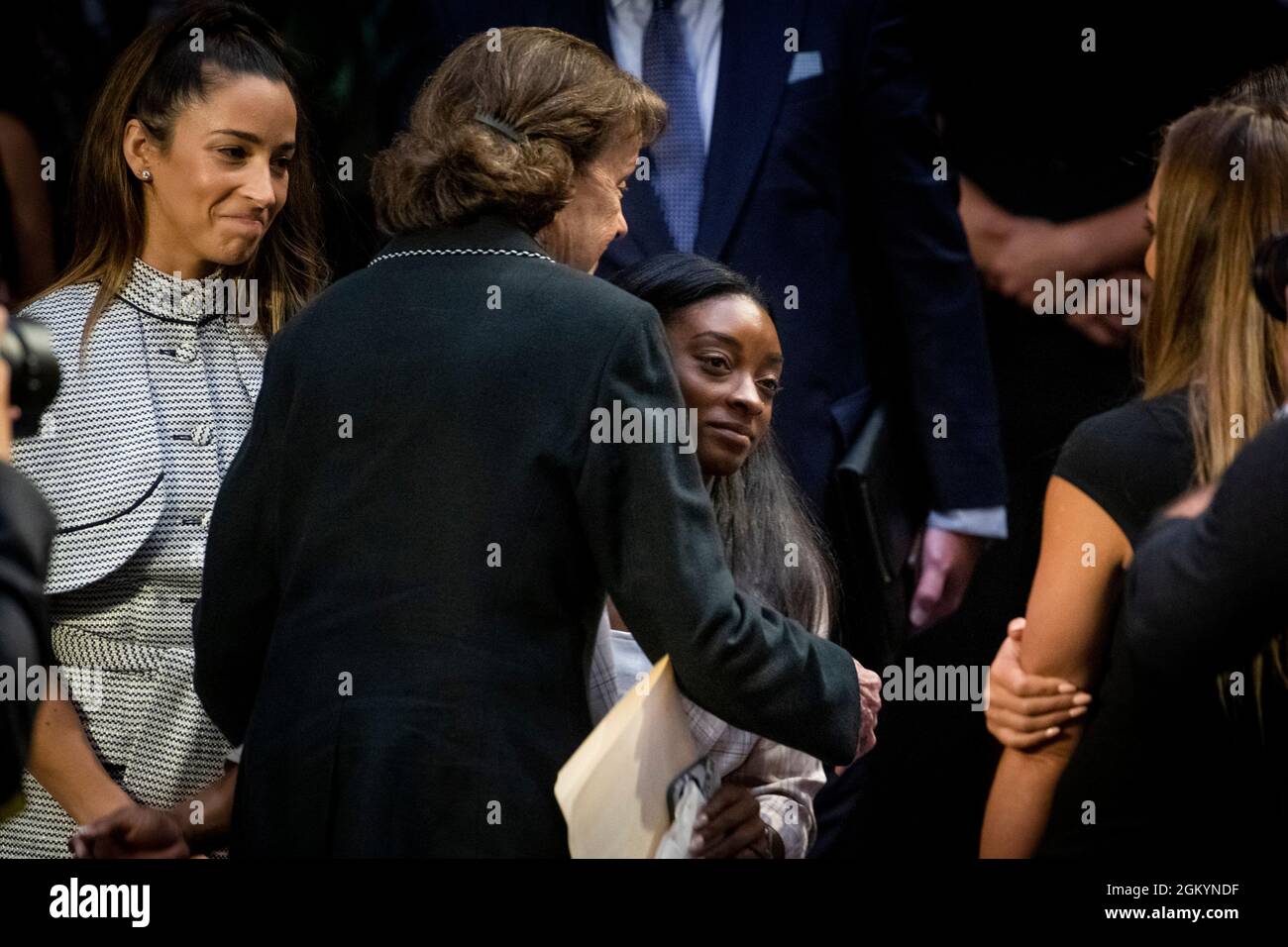 Washington, États-Unis d'Amérique. 15 septembre 2021. États-Unis le sénateur Dianne Feinstein (démocrate de la Californie) se moque de la gymnaste olympique américaine Simone Biles à la suite d'une audience du Comité sénatorial sur la magistrature pour examiner le rapport de l'inspecteur général sur le traitement de l'enquête par le Bureau fédéral d'enquête de Larry Nassar dans le bâtiment Hart du Bureau du Sénat à Washington, DC, mercredi, 15 septembre 2021. Crédit: Rod Lamkey/CNP/Sipa USA crédit: SIPA USA/Alay Live News Banque D'Images