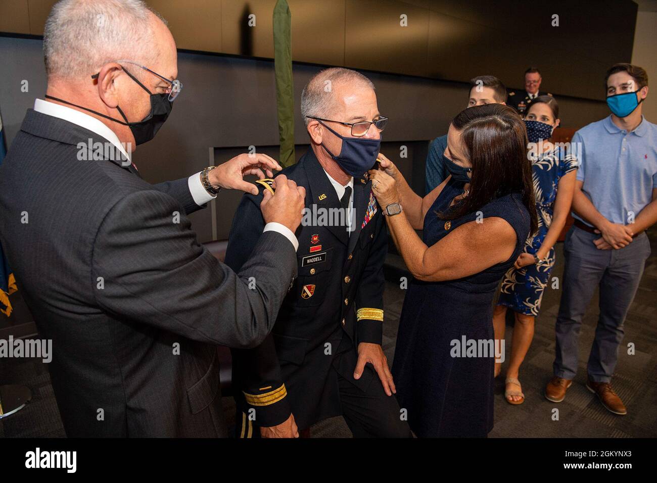 Médaille De La Sécurité Intérieure Promotion Janvier 2021 Le général de division Keith Waddell, adjudant général de la Garde  nationale de Louisiane, est promu par son épouse, Lisa, Et John Bel  Edwards, gouverneur de la Louisiane, lors d'une cérémonie privée
