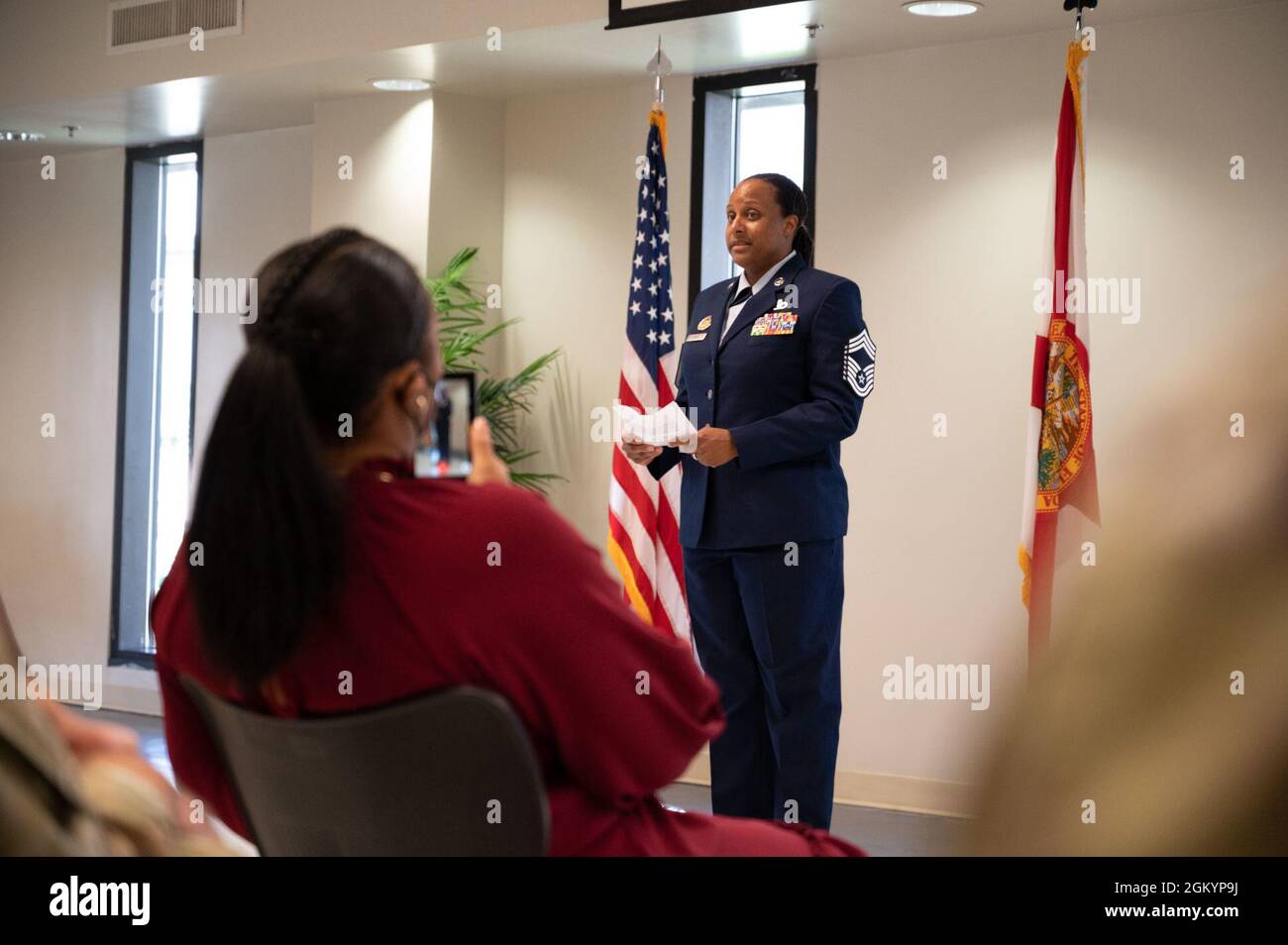 Sergent-chef de la Force aérienne des États-Unis. Danielle Jones est promue au cours d'une cérémonie qui s'est déroulée devant des aviateurs, des amis et des membres de la famille à la 125e Escadre Fighter, à la base de la Garde nationale aérienne de Jacksonville, en Floride, le 30 juillet 2021. Banque D'Images