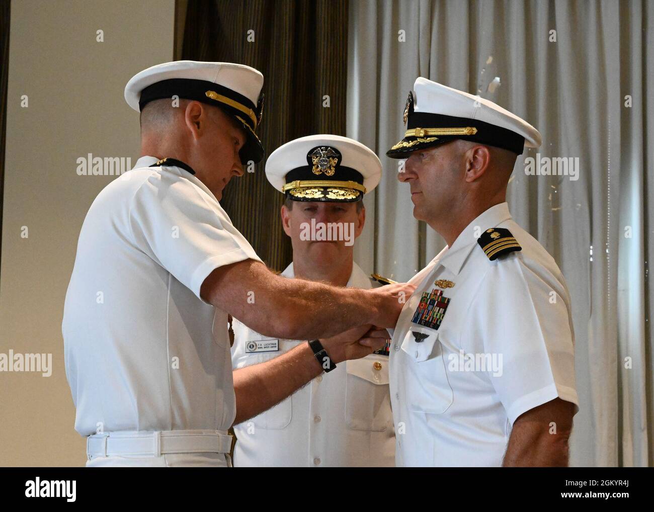 NORFOLK (30 juillet 2021) Cmdr. Cary Isaacson, à gauche, commandant du Centre de sécurité navale et d'entraînement enviromental, épingle une broche de commandement lorsqu'il passe le commandement à Cmdr. Charles R. Wilhite, à droite, commandant éventuel du Centre de formation en sécurité navale et en Enviromental, lors d'une cérémonie de passation de commandement, juillet 30 2021. NAVSAFENVTRACEN offre une formation et une formation de qualité au personnel militaire et civil de la Marine et du corps de la Marine, à la fois à terre et à terre, dans les domaines de la sécurité au travail, de l'hygiène industrielle, de la protection de l'environnement et de la gestion des urgences menant à l'enhan Banque D'Images