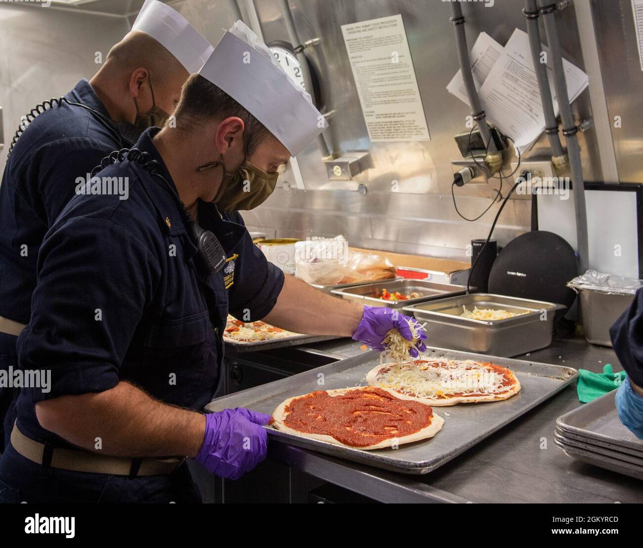 OCÉAN PACIFIQUE (juillet 31, 2021) les membres du mess du chef de la petite officier préparent une pizza pour l’équipage des navires dans la cuisine à bord du navire de combat littoral Independence-variant USS Jackson (LCS 6). Le navire de combat littoral (LCS) est une plate-forme rapide, agile et axée sur la mission, conçue pour fonctionner dans des environnements proches du littoral, qui permet de lutter contre les menaces côtières du XXIe siècle. Le LCS est capable de soutenir la présence directe, la sécurité maritime, le contrôle maritime et la dissuasion. Banque D'Images