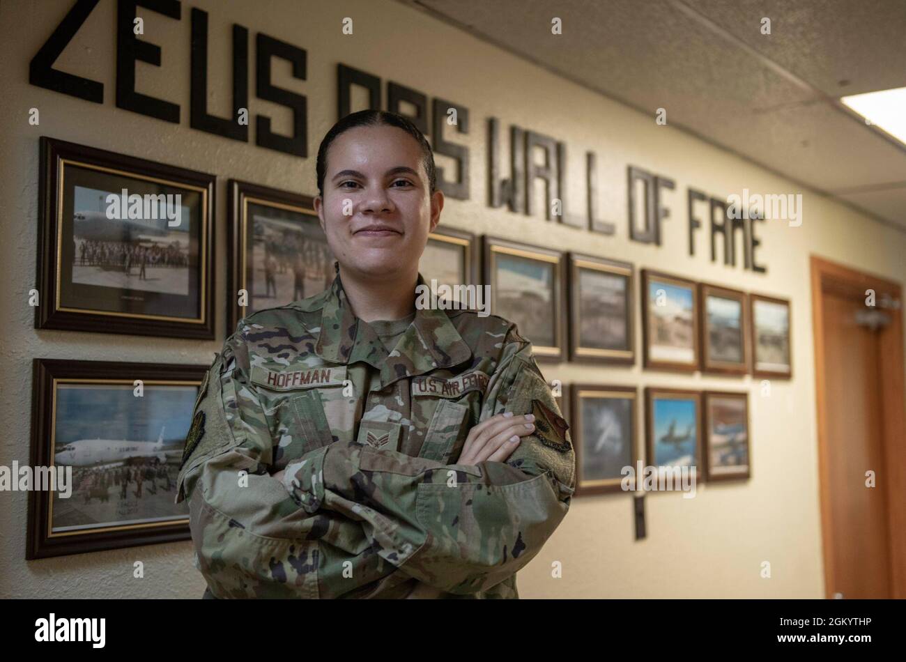 La responsable de la Force aérienne des États-Unis, Airman Rebecca Hoffman, 5e expéditionnaire de l'escadron de commandement et de contrôle aéroporté de Killeen, au Texas, a été choisie comme Airman de la semaine de la 18e Escadre pour la semaine du 19 au 23 juillet 2021, à la base aérienne de Kadena, au Japon. Le programme Airman of the week est l'occasion pour les aviateurs exceptionnels d'être reconnus par la direction de KAB et de présenter ces jeunes leaders à leurs pairs. Banque D'Images