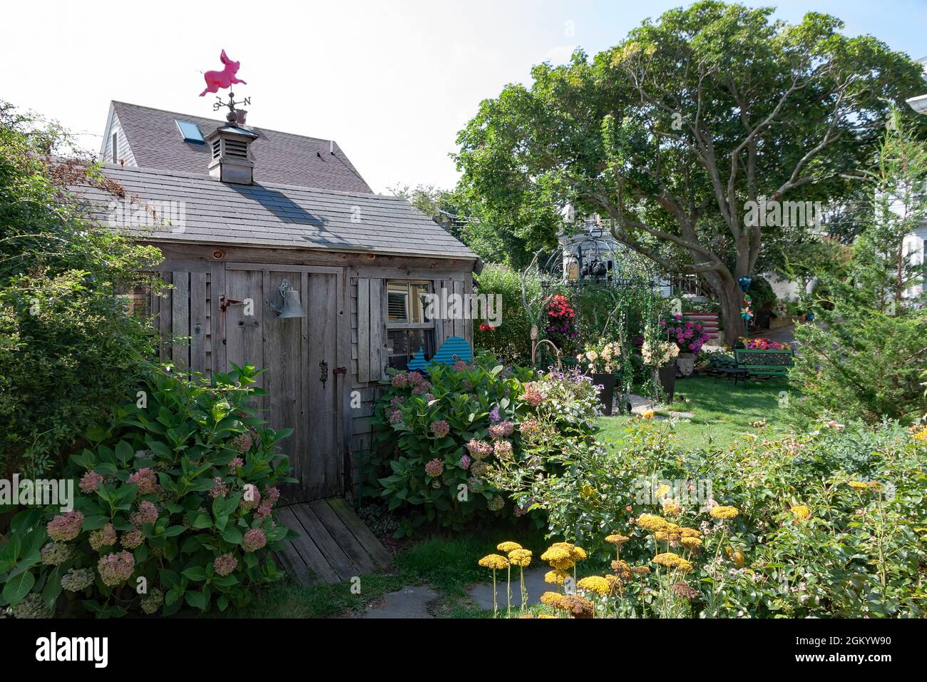 Abri de stockage dans le jardin d'arrière-cour d'une maison sur Cape Cod, Massachusetts, États-Unis. Banque D'Images