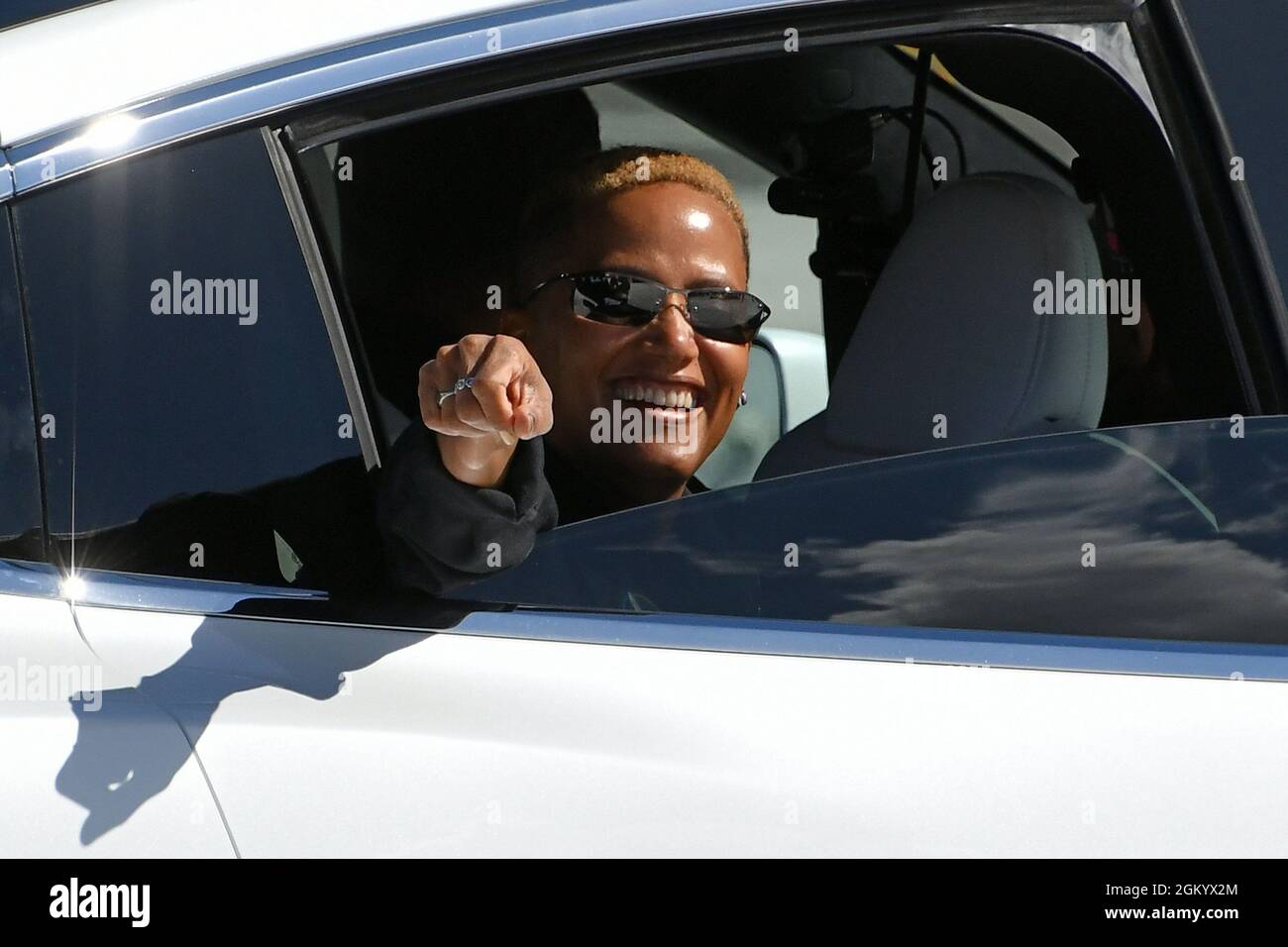Kennedy Space Center, États-Unis. 15 septembre 2021. Kennedy Space Center, États-Unis. 15 septembre 2021. Scientifique et éducatrice, Sian Proctor Waves, alors qu'elle se prépare à se rendre au complexe de lancement et à s'installer pour le lancement du complexe 39A au Centre spatial Kennedy, en Floride, le mercredi 15 septembre 2021. Proctor participera à la mission de trois jours visant à recueillir des fonds pour l'Hôpital de recherche pour enfants de St Jude. La mission Inspiration4 doit faire l'orbite de la terre pendant trois jours avec trois membres d'équipage civils. Photo de Joe Marino/UPI crédit: UPI/Alay Live News Banque D'Images