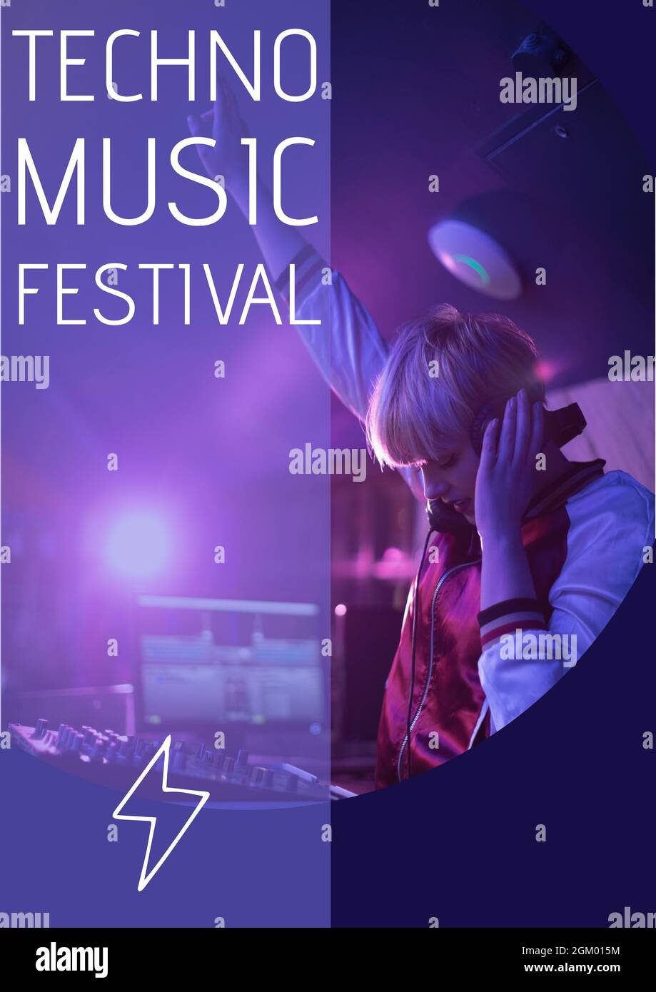 Techno Music festival texte avec l'icône de coup de tonnerre contre la femme dj jouant de la musique au club Banque D'Images