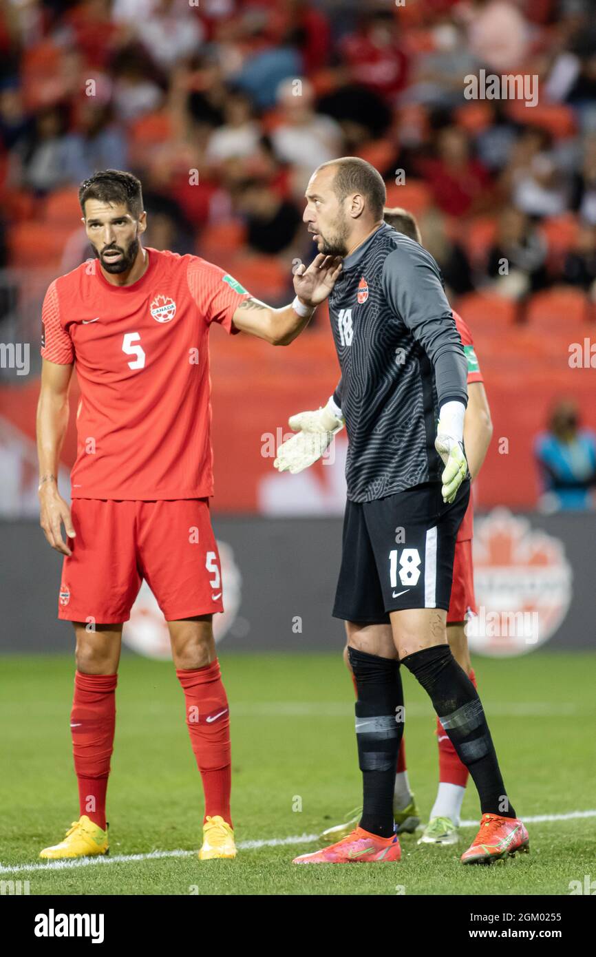 Toronto, Canada, le 8 septembre 2021 : Steven Vitória (L) et Milan Borjan (R) d'équipe Canada pendant le match de qualification 2022 de la coupe du monde de la FIFA de la CONCACAF contre El Salvador à BMO Field, à Toronto, au Canada. Le Canada a gagné le match 3-0. Banque D'Images