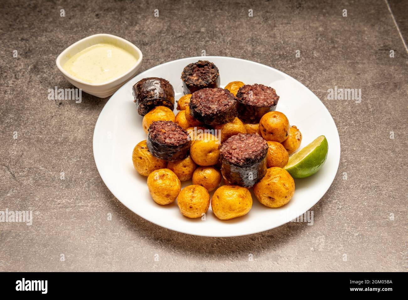 pudding noir de burgos avec riz accompagné de pommes de terre froissées Banque D'Images