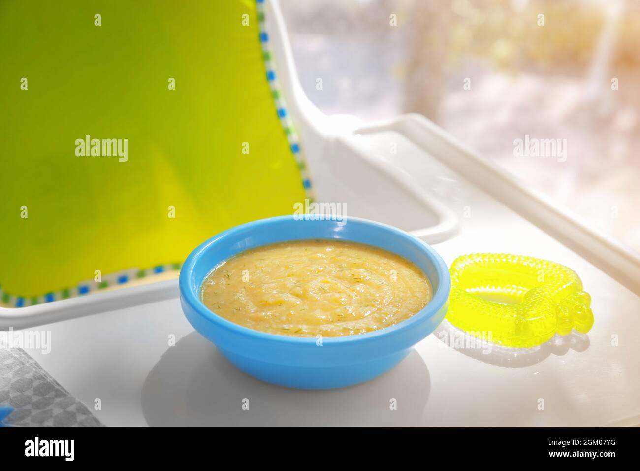 Bol De Soupe De Legumes Bebe Creme Sur Une Chaise Haute A L Interieur Photo Stock Alamy