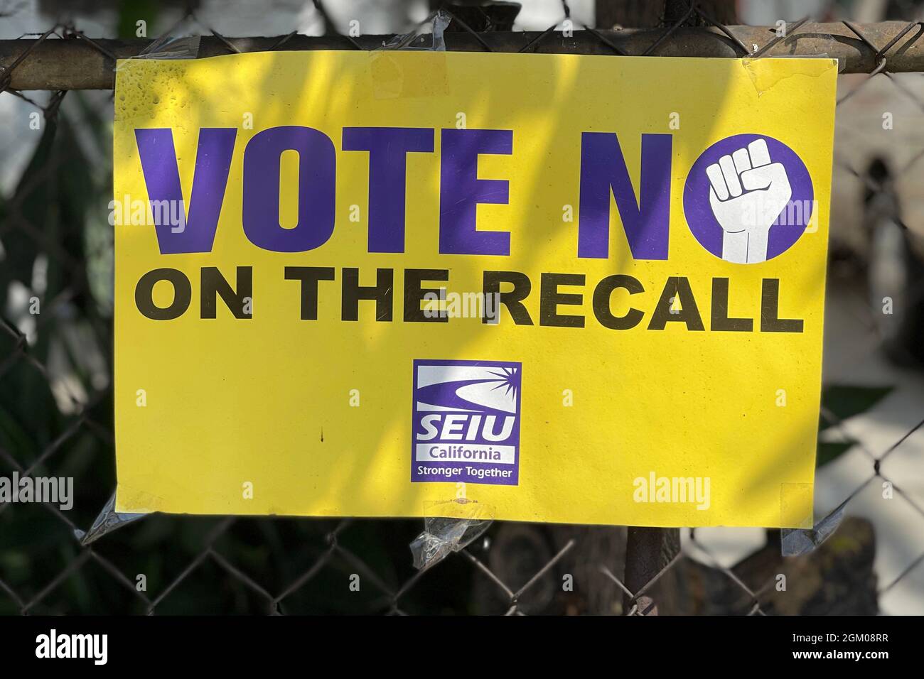 Un panneau de campagne avalisant un vote de non sur le rappel de la Californie Gov. Gavin Newsom parrainé par SEIU California, le jeudi 9 2021 septembre, à Los Angeles. Banque D'Images