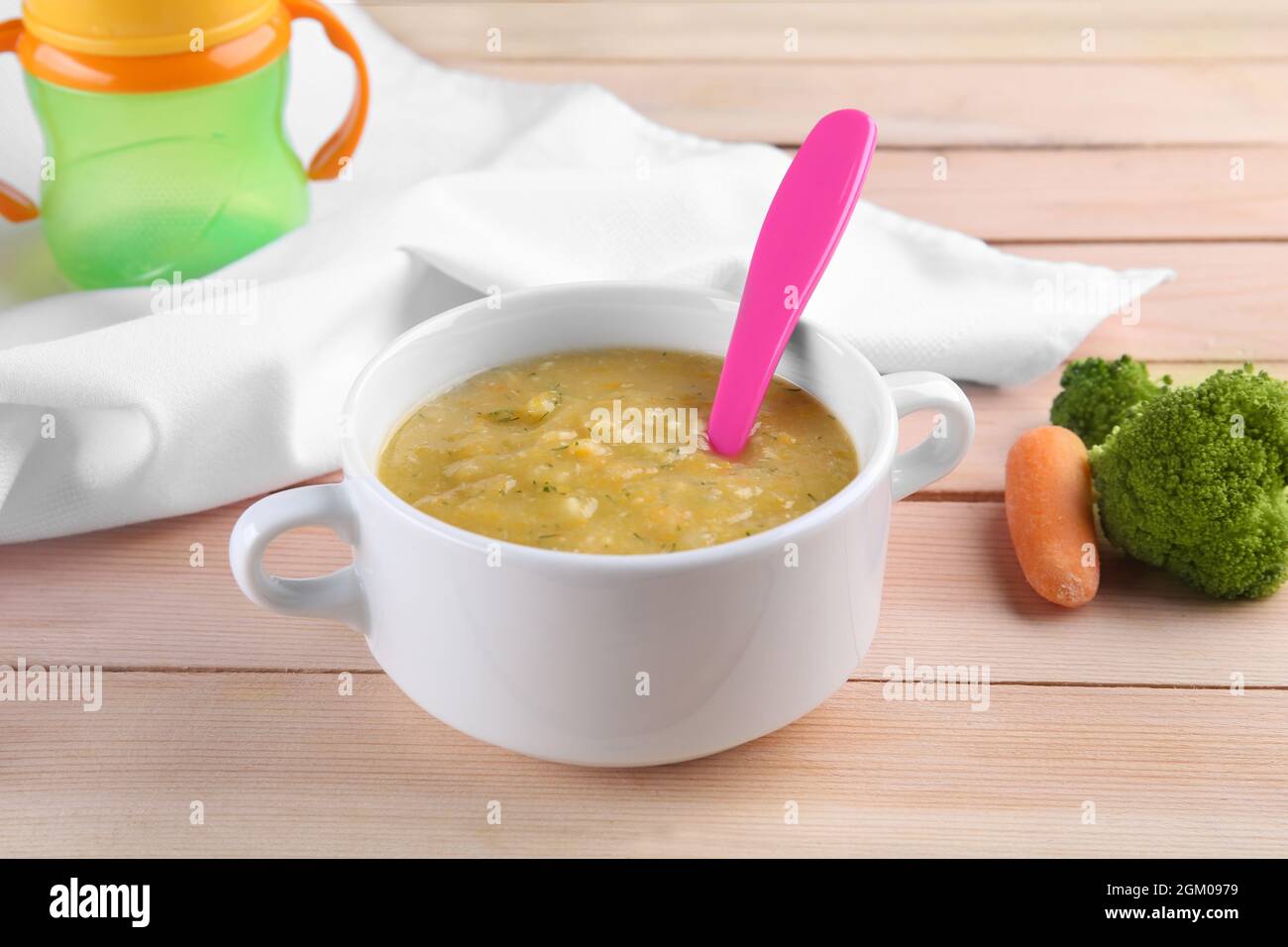 Bol A Soupe De Legumes Bebe Creme Sur Table En Bois Photo Stock Alamy