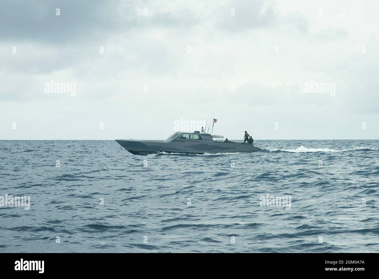 OCÉAN PACIFIQUE, Guam (sept 8, 2021) - Un milieu d'artisanat combattant (CCM) affecté à une unité de guerre spéciale navale (NSW) basée sur la côte ouest dans les eaux au large de Guam, septembre 8. Région conjointe Marianas Commandant SMA arrière. Benjamin Nicholson a visité le commandement, rencontré les dirigeants de la Nouvelle-Galles du Sud et observé des opérations à bord du CCM. (É.-U. Photo de la marine par Shaina O’Neal) Banque D'Images