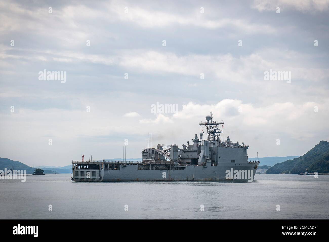 Le navire d'atterrissage amphibie USS Germantown (LSD 42) quitte le commandant des activités de la flotte Sasebo, Japon (CFAS) le 15 septembre 2021. Germantown a quitté San Diego le 5 janvier 2011 et y retournera au port d'origine après une décennie de service en tant que navire déployé à l'avant au CFAS dans la 7e flotte américaine. (É.-U. Photo marine par Jeremy Graham, spécialiste des communications de masse, 1re classe) Banque D'Images