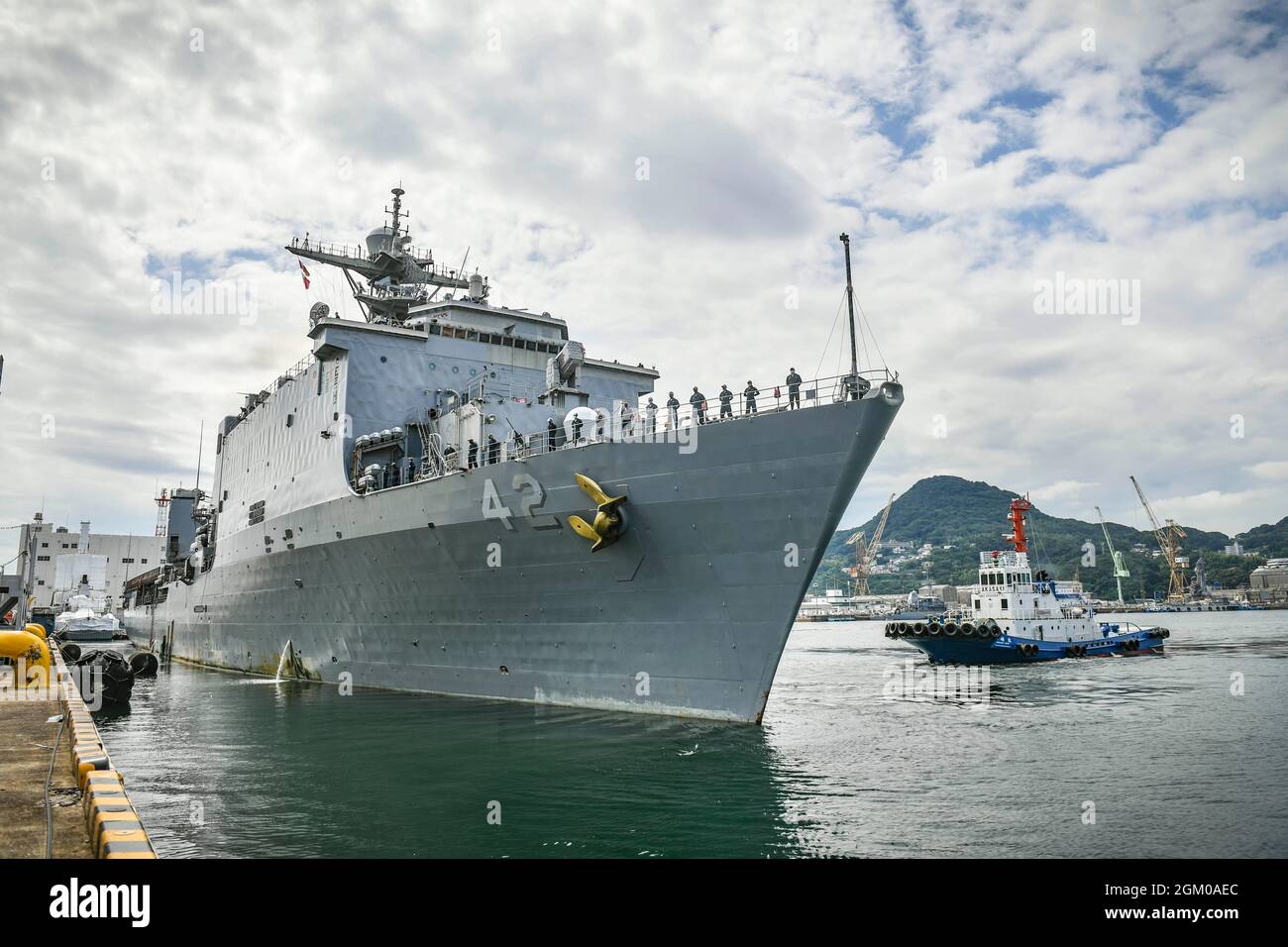 Les marins à bord du quai amphibie USS Germantown (LSD 42) prennent les rails alors que le commandant du navire part, activités de la flotte Sasebo, Japon (CFAS) le 15 septembre 2021. Germantown a quitté San Diego le 5 janvier 2011 et y retournera au port d'origine après une décennie de service en tant que navire déployé à l'avant au CFAS dans la 7e flotte américaine. (É.-U. Photo marine par Jeremy Graham, spécialiste des communications de masse, 1re classe) Banque D'Images